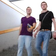 Zwei Studenten gehen eine Treppe hinunter