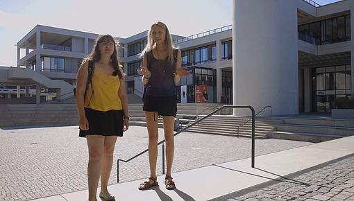 Zwei Studentinnen am Campus