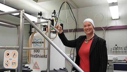 Ruth Gschwind mit NMR-Röhrchen